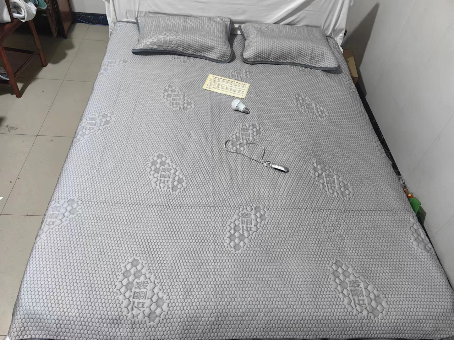 Graphene Ice Silk Mat with Gray Pillowcase 墨烯冰丝凉席(灰色带枕巾)