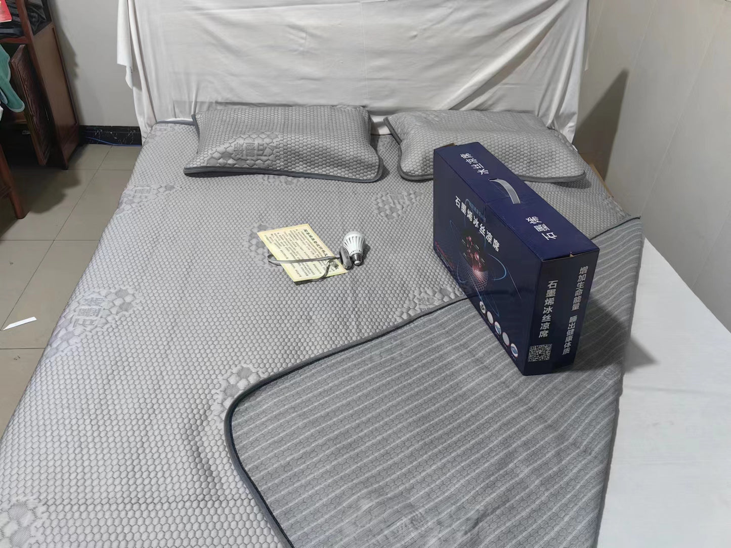 Graphene Ice Silk Mat with Gray Pillowcase 墨烯冰丝凉席（灰色带枕巾）