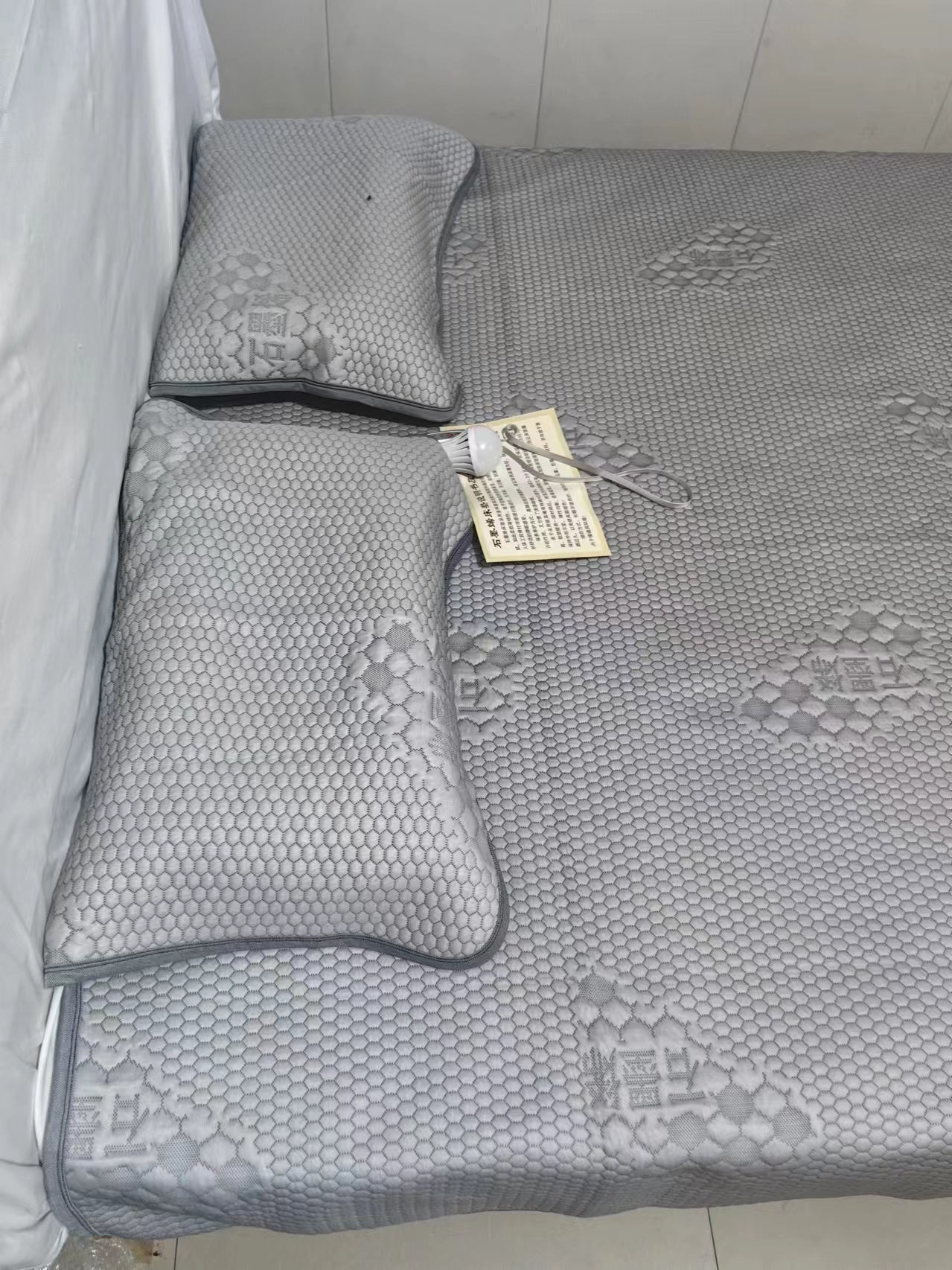 Graphene Ice Silk Mat with Gray Pillowcase 墨烯冰丝凉席（灰色带枕巾）